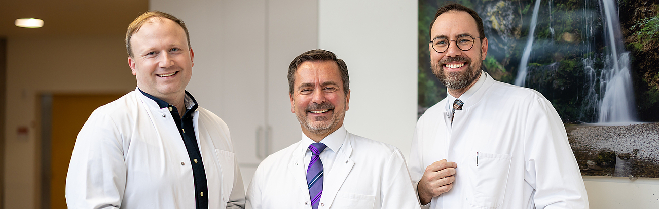 Drei Ärzte stehen nebeneinander