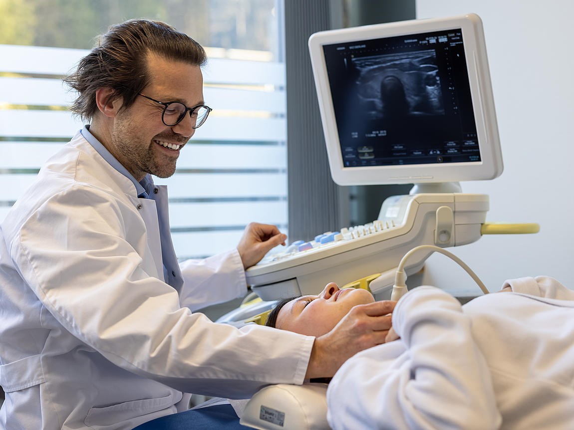 Dr. Busch macht Sonografie bei einer Patientin