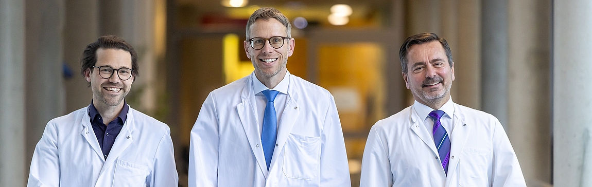 Drei Ärzte auf dem Weg zu den Sprechstunden